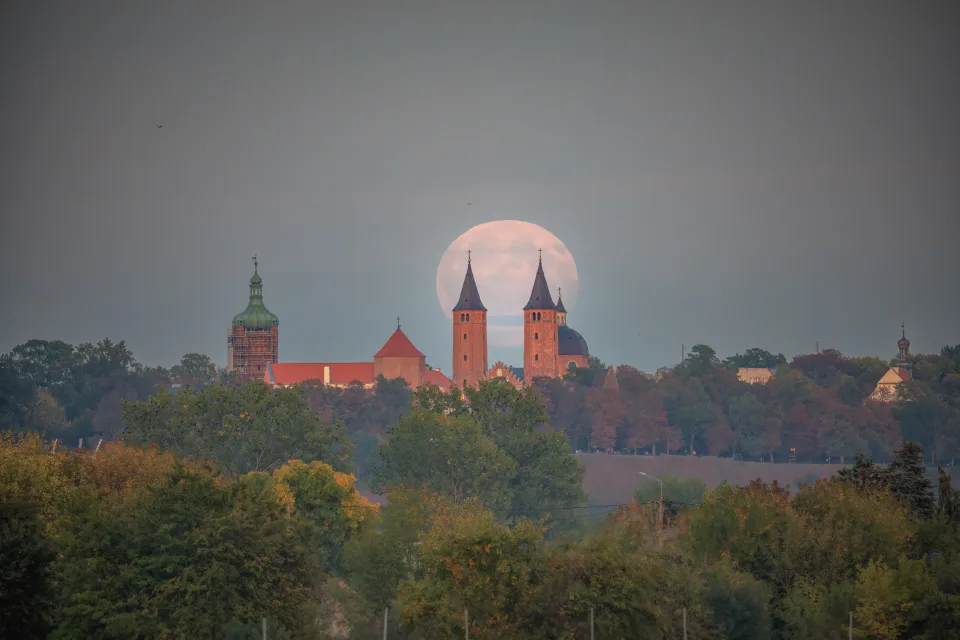 Pełnia wschodząca za wieżami katedry na Wzgórzu Tumskim, widziana z Popłacina o zmierzchu, 26 września 2026.