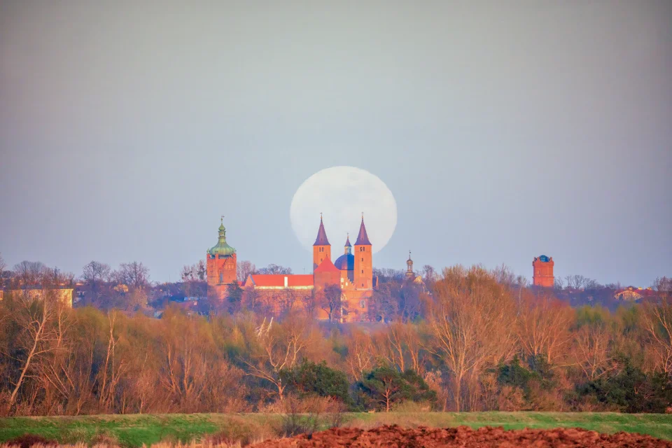 Wschód Księżyca, 1 kwietnia 2026 - zdjęcie z aparatu po zaplanowaniu w Lunar Frame.