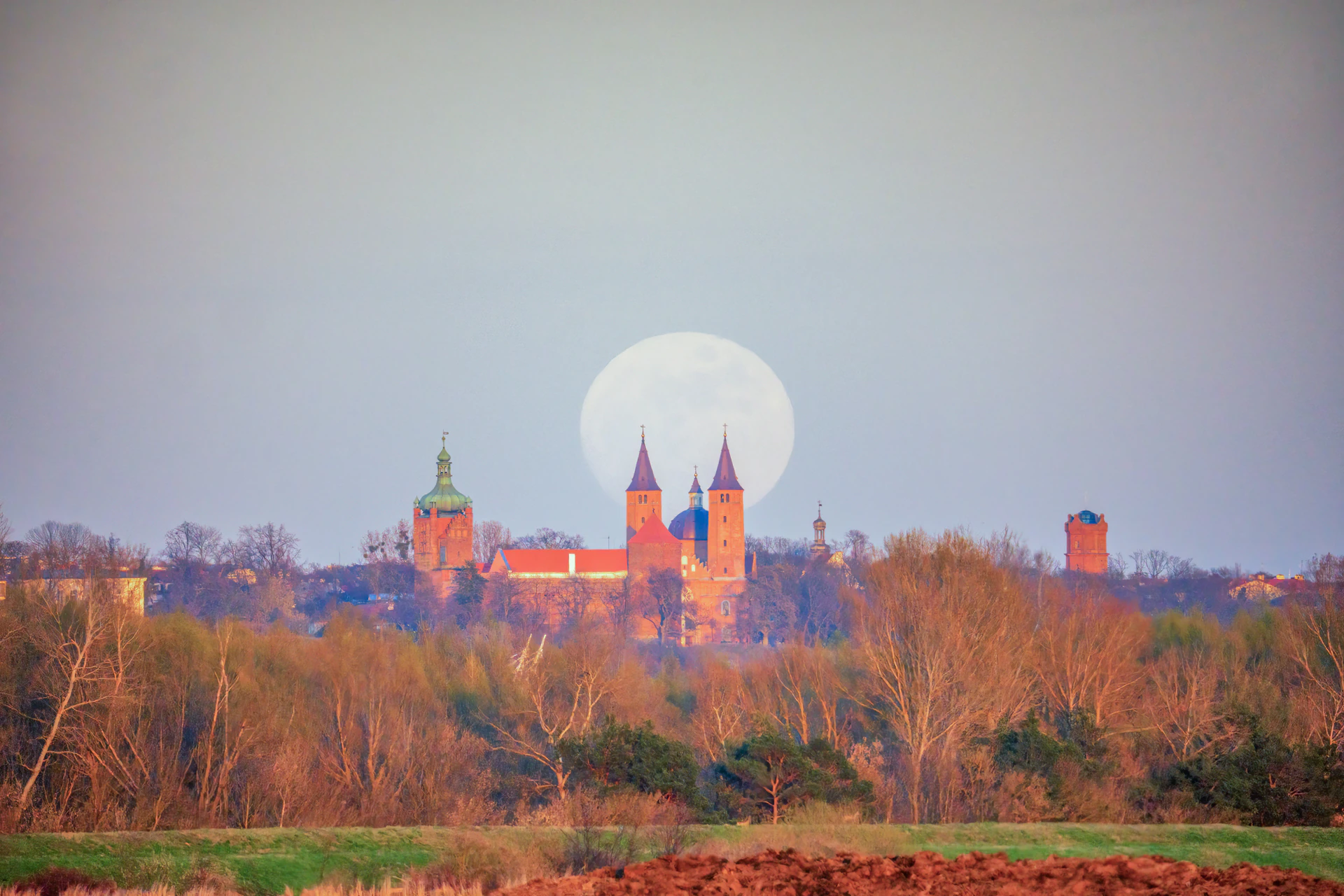 Księżyc nad horyzontem, 1 kwietnia 2026 - zdjęcie z aparatu po zaplanowaniu w Lunar Frame.